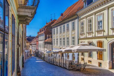 ZAGREB, CROATIA. Zagrep kafe ve gözlem güvertesi Hırvatistan 'ın Eski Zagreb kentinde Radiceva Caddesi manzarası