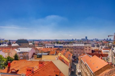 Şehir merkezinin panoraması, Hırvatistan 'ın Zagreb başkenti, uzakta posta binaları, müzeler ve katedralle birlikte. Kula Lotrscak kulesinden üst manzara.