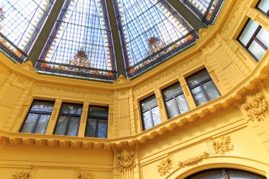 Zagreb, Hırvatistan. Oktogon Galerisi, Zagrep 'in popüler bir geçidi. Adını, üzerinde cam bir çatı bulunan sekizgen merkez alanından alıyor..