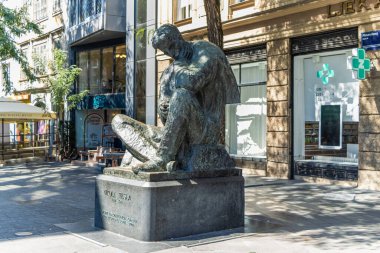 ZAGREB, CROATIA. Nikola Tesla Anıtı. Heykel 1955 yılında Ivan Mestroviç tarafından yapıldı ve 2006 yılında Tesla 'nın 150. kuruluş yıldönümü kutlamalarında şehir merkezine yerleştirildi..