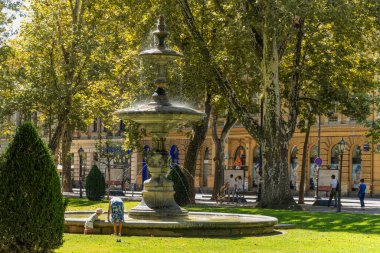 Zagreb, Hırvatistan, Eylül 2016 - Hırvatistan 'ın Zagreb kentindeki Zrinjevac halk parkında çeşme