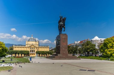 Hırvatistan Kralı Tomislav 'ın anıtı ve Hırvatistan' ın başkenti Zagreb 'deki renkli parktaki sanat pavyonu.