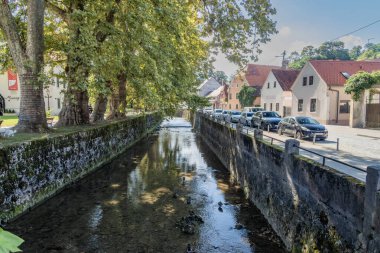 Hırvatistan 'ın Gradna nehri ve Samobor yaya geçidi manzarası