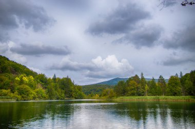 Gradinsko jezero Gölü, Lika bölgesindeki Plitvice Lakes Ulusal Parkı 'nı yansıtıyor. UNESCO Dünya Mirası.