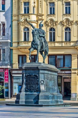 Zagreb, Hırvatistan - 11 Nisan 2024: Eski Zagreb kentinin Binası Ban Josip Jelaciç ve Iconic Yellow Binaları