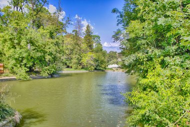 Hırvatistan 'ın başkenti Zagreb' deki Maksimir Parkı 'ndaki göl üzerinde köprü
