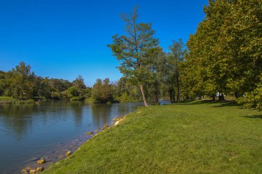 Slovenya 'nın Dolenjska kentinde Krka Nehri manzarası