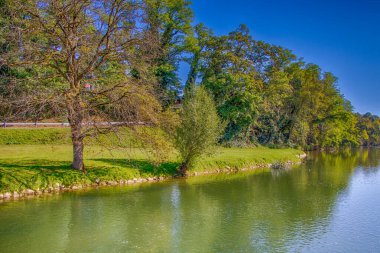 Slovenya 'nın Dolenjska kentinde Krka Nehri manzarası
