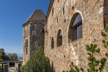 Ljubljana, Slovenya. Ljubljana şatosu Slovenya 'nın başkentindeki en büyük ve en çok ziyaret edilen şatodur. Ljubljana Şatosu (Slovence: Ljubljanski mezunu).