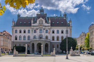 LJUBLJANA, SLOVENİA. Ljubljana 'daki üniversite binasına bak. Ljubljana Slovenya 'nın başkenti ve en büyük şehridir..