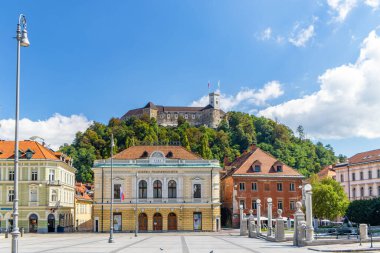 Şehir merkezindeki Kongre Trg Meydanı 'nda, Slovenya Filarmoni Orkestrası' nın ana binası olan Academia Filarmoni Salonu 'nun cephesi. Ljubljana, Slovenya.