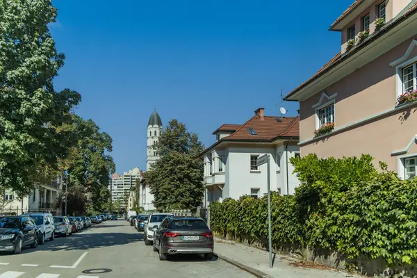 St. Joseph Cerkev Kilisesi 'nin Saat Kulesi' nin altından manzara. Jozefa, Poljane mahallesinde. Ljubljana, Slovenya, çok sayıda park etmiş arabasıyla.