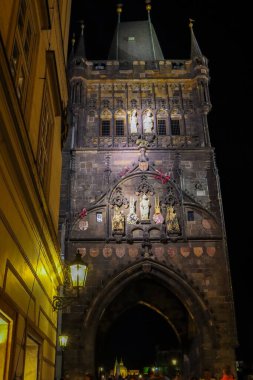 PRAG, ÇEK CUMHURİYETİ. Çek Cumhuriyeti 'nin Prag kentindeki Vltava nehri üzerindeki Charles Köprüsü' ndeki Eski Şehir Köprüsü 'nün gece görüşü.