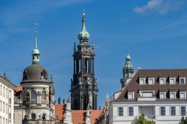 Dresden, Almanya. Hausmannsturm Kulesi ve Dresden Katedrali Katolik Mahkemesi Kilisesi ya da Dresden, Saksonya, Almanya Altstadt.