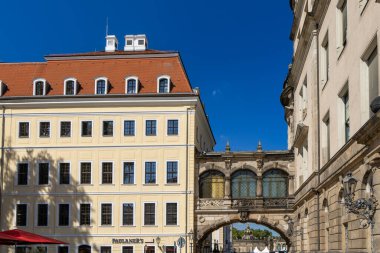 Chiaverigasse, Dresden 'de Hofkirche ve Residenzschloss' u birbirine bağlayan siyah kemer.
