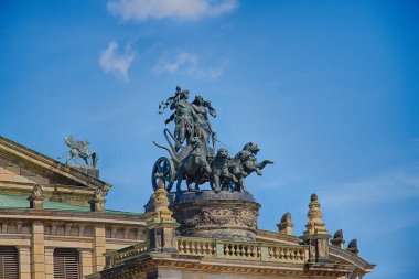 DRESDEN, ALMANA. Johannes Schilling 'in Semperoper binasının dış tarafındaki Quadriga heykeli. Meşhur opera binasının girişini süslüyor. Eserin kapağını kapat..