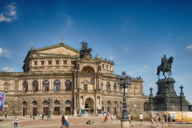 DRESDEN ALMANI. Semperoper, Sachsische Staatssoper Staatskapelle Dresden 'in opera binası, Opera Binası 1841' de inşa edildi, İkinci Dünya Savaşı 'nda yıkıldı ve 1985' te yeniden inşa edildi..