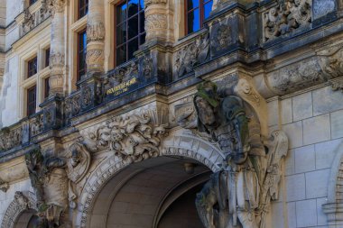 Dresden, Almanya. Kapıyı koruyan Neo-Rönesans heykelleri, Georgentor 'un heykelleri, George' un Kapısı, namı diğer Georgenbau 'nun İç Şehir' deki heykelleri..