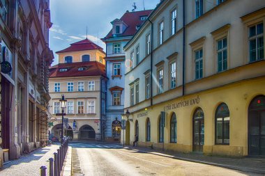 Çek Cumhuriyeti 'nin Prag kenti Stare Mesto' daki Uhelny Trh Meydanı 'ndaki Üç Altın Aslan Evi (Dum u Tri zlatych lvu). Avusturyalı besteci Wolfgang Amadeus Mozart Ekim 1787 'de bu evde kaldı..