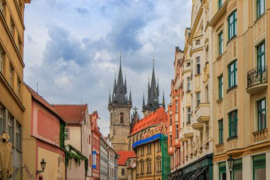 Kilise Our Lady Tyn önce Prag Ana Kilisesi Merkezi 14. yüzyıldan beri olmuştur. Tyn Kilise'nin towers güneşli günde 80 metre yüksek. Çek Cumhuriyeti.