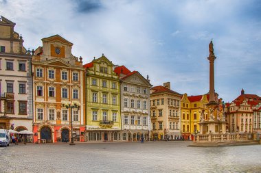 PRAG. ÇEK CUMHURİYETİ. Prag 'daki Old Town Square' de Marian sütununun görüntüsü. Çek Cumhuriyeti