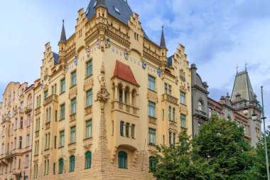 Aziz George, Paris Caddesi 'ndeki bu neo-rönesans malikanesinin üçüncü katından muzaffer bir kılıç kaldırıyor. Prag