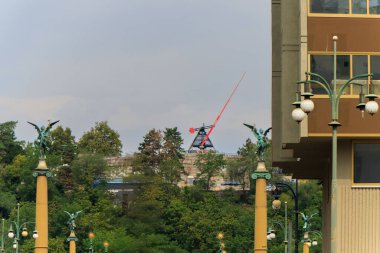 PRAG, ÇEK CUMHURİYETİ. The Metronome, Letna Park 'ta uluslararası sanatçı Vratislav Novak tarafından tasarlanan dev, işlevsel bir metronom. 1991 'de dikildi. Kablolarda sallanan ayakkabılar.