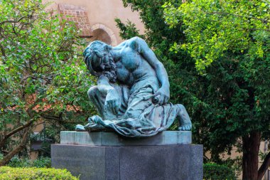 Prag, Çek Cumhuriyeti. Frantisek Bilek 'in Musa heykeli Prag' ın Yahudi Mahallesi 'ndeki eski Yeni Sinagog' un arkasındaki küçük parkta..