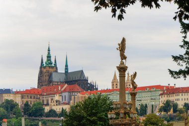 Çek Cumhuriyeti Prag 'da Vltava Nehri üzerindeki köprünün sütunlarında duran iki melek..