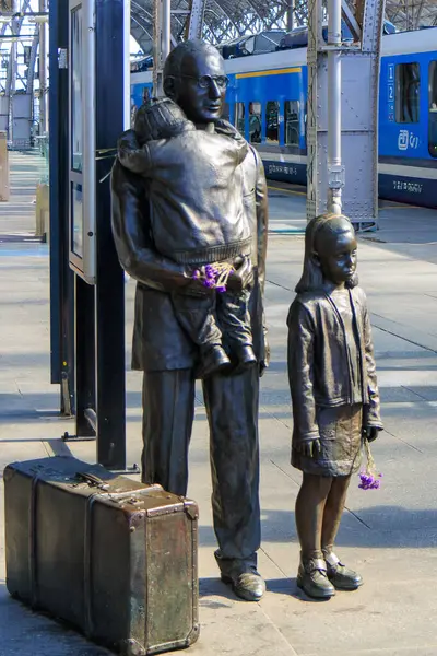 PRAG, ÇEK CUMHURİYETİ. Flor Kent 'in Prag tren istasyonunda yaptığı Sör Nicholas Winton heykeli.