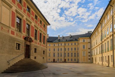 Çek Cumhuriyeti 'nin Prag Şatosu' ndaki Eski Canonry tarihi yapısına erken Barok girişi.
