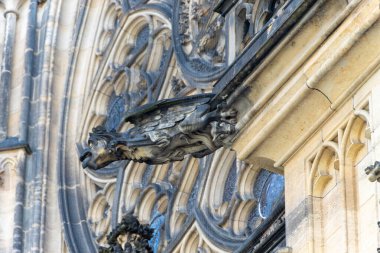 Gargoyle 'lar. Prag 'daki St. Vitus Katedrali' nin (Prazsky Hrad) Prag, Çek Cumhuriyeti 'ndeki ayrıntılı görüntüsü.