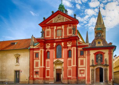 Prag, Çek Cumhuriyeti. Aziz George Bazilikası, Prag Kalesi 'ndeki en eski kilise binasıdır ve 920 yılında kurulmuştur..