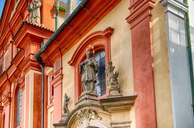 Prag, Çek Cumhuriyeti. Prag Şatosu 'nun üçüncü avlusundaki Aziz Georges Bazilikası' nın önündeki Aziz John Heykeli Prag Prag 'daki Aziz Vitus Katedrali yakınlarında.