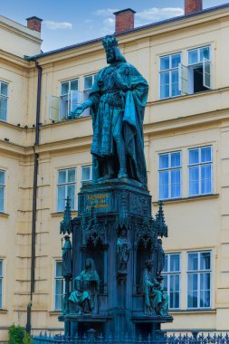 Prag, Başkent Prag - Çek Cumhuriyeti. Karl IV 'ün yaşlanmış bronz heykeli Prag' ın zengin tarihi mirasının bir kanıtı olarak duruyor.