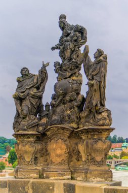 Prag, Çek Cumhuriyeti. Çek Cumhuriyeti 'nin Prag kentindeki Charles Köprüsü' nde Madonna, St. Dominic ve St. Thomas Aquinas heykeli