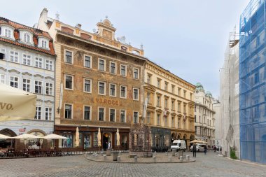 Prag, Çek Cumhuriyeti. Eski Şehir, Prag ve Çek Cumhuriyeti 'ndeki tarihi ve renkli binalarla çevrili, üçgen şekilli bir meydan olan Erkek adlarındaki su kuyusu..