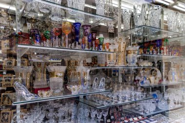 Czech hediyelik eşya dükkanındaki orijinal Bohem cam ürünleri. Prag 'da. Çek Cumhuriyeti.