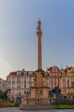 Çek Cumhuriyeti Prag 'da Vltava Nehri üzerindeki köprünün sütunlarında duran iki melek..