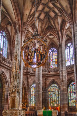 Nuremberg, Bavyera, Almanya. St. Lorenz 'in lekeli camları (St. Lawrence), geç dönem Alman Sondergotik mimarisinde 1400-1477 yılları arasında yapılmış bir Ortaçağ Protestan Lüterci Kilisesi. 3 organı var.