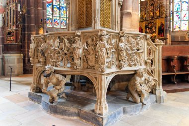 Nuremberg, Almanya. Eski Nurnberg 'in merkezindeki St. Lorenz Gotik Kilisesi' nde sanat eserleri var.