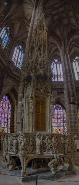 Nuremberg, Bavyera, Almanya. St. Lorenz 'in lekeli camları (St. Lawrence), geç dönem Alman Sondergotik mimarisinde 1400-1477 yılları arasında yapılmış bir Ortaçağ Protestan Lüterci Kilisesi. 3 organı var.