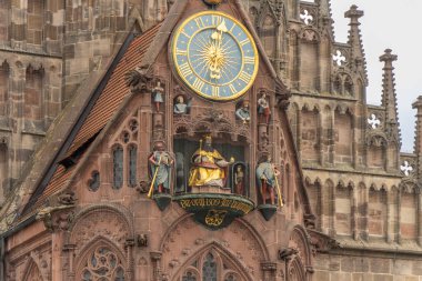 Nuremberg 'deki Hauptmarkt Meydanı' ndaki Frauenkirche ya da Our Lady Kilisesi. Nuremberg, Almanya 'nın Bavyera eyaletinin ikinci büyük şehridir..