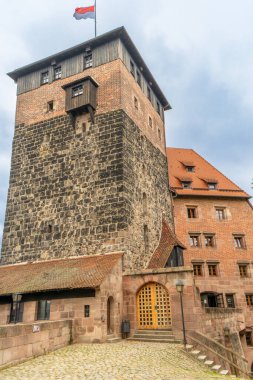 Nuremberg, Almanya. Nurmberg 'deki Kaiserburg ve Turm Luginsland manzarası - Franconia, Bavyera.