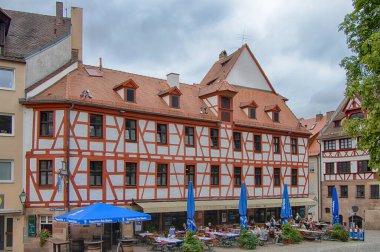 Tiergaertnertor Meydanı 'nda yarı keresteli evler, Augustiner Zur Schranke, Kaiserburg, Old Town, Nuremberg.