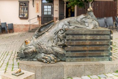 Nuremberg, Almanya. Albrecht Durer 'in tavşanının (Durer-Hase Skulptur) bronz heykeli, 1984 yılında heykeltıraş Juergen Goertz tarafından yapılan Albrecht Durer ev müzesinin karşısında, Nuremberg' de yapılmıştır.