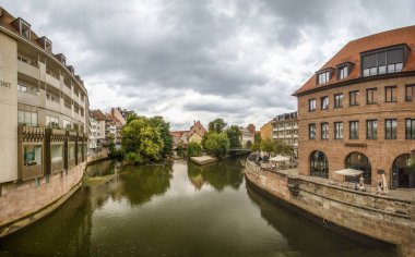 Nuremberg, Bavyera, Almanya. Alman şehri Nuremberg 'de Pegnitz nehrindeki aşk adası manzarası.