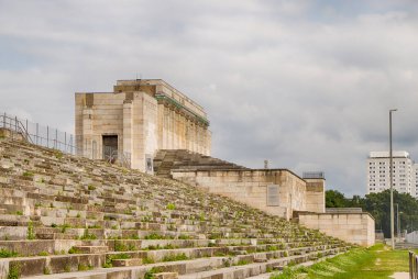 Nuremberg, Bavyera, Almanya - 08 28 2022. Zeppelin alanı eski Nazi Partisi Ralli Alanı Nuremberg, Bavyera, Almanya