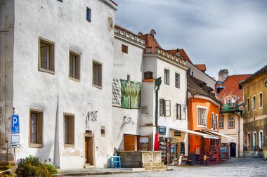 Yaz günü güzel Dlouha caddesi. Cesky Krumlov, Çek Cumhuriyeti