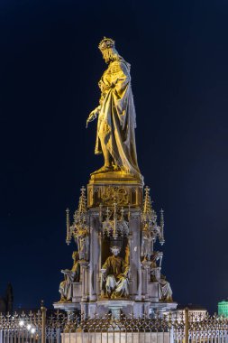 Prag, Başkent Prag - Çek Cumhuriyeti. Karl IV 'ün yaşlanmış bronz heykeli Prag' ın zengin tarihi mirasının bir kanıtı olarak duruyor..